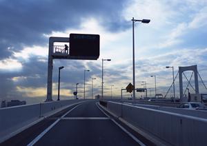 車の傷をていねいに直しています